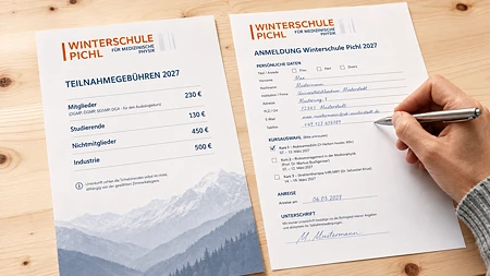Zwei Papierdokumente zur Winterschule für medizinische Physik, eines mit Gebühren und eines als Anmeldeformular.